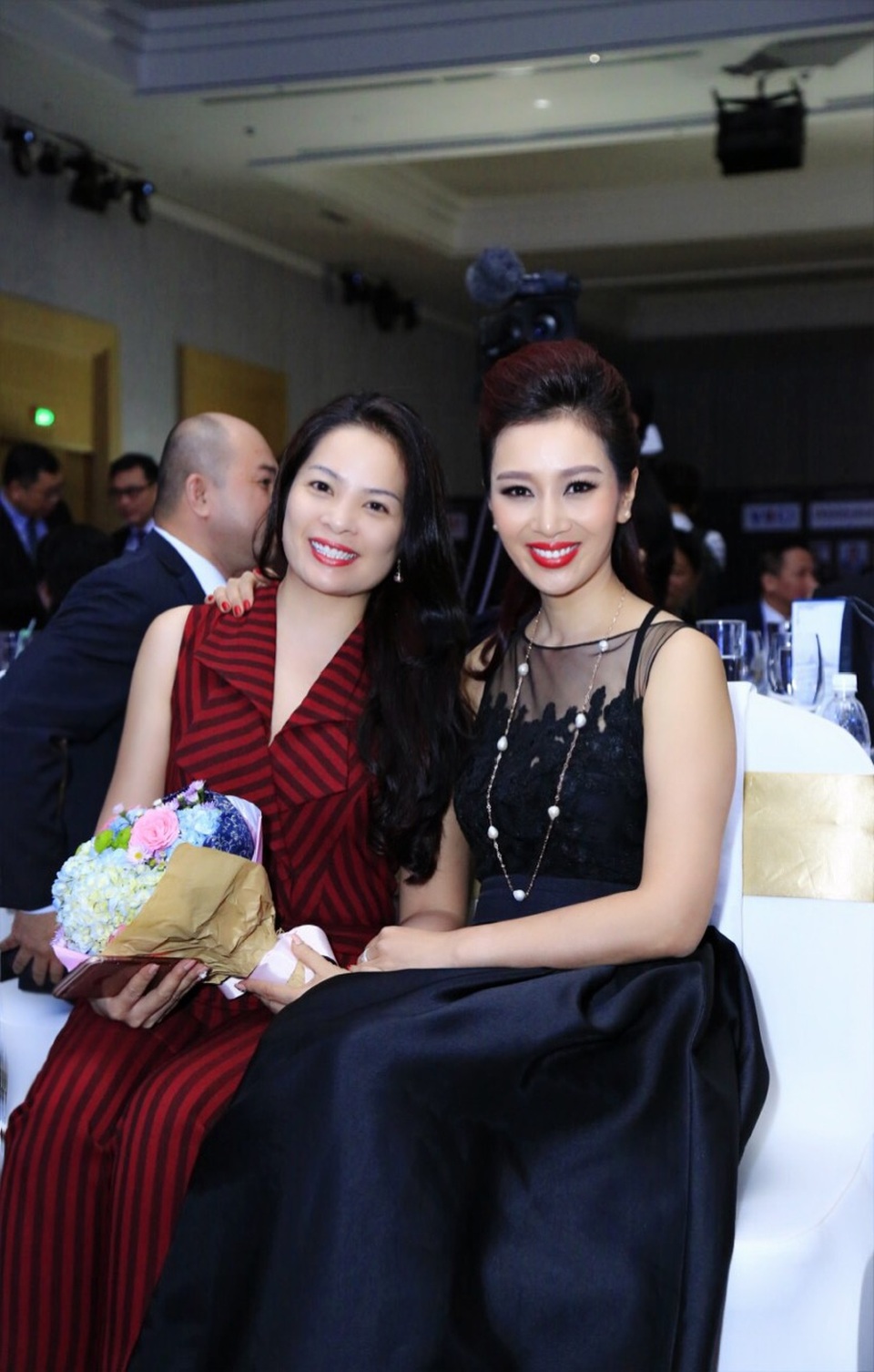 TGĐ HOANGGIALAND Hoàng Thanh Tú – Top 100 doanh nhân tiêu biểu 2016 - 3
Bà nhận được hoa chúc mừng của Á hậu thế giới Nguyễn Thu Hương – Trưởng BTC chương trình vinh danh Top 100 PCDN.