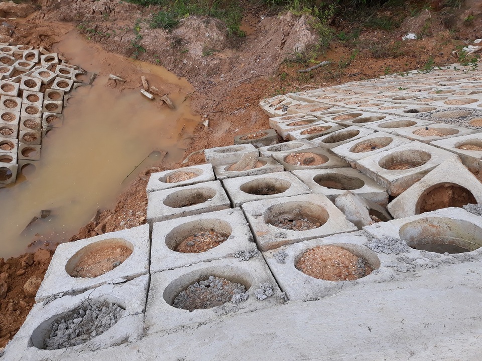 Công trình chống sạt lở chưa xong đã... sạt lở - 3 Nhiều phần bê tông của kè chống sạt lở bị lút xuống hố sâu