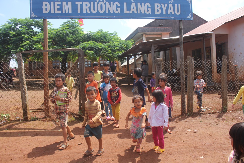 Xuyên rừng, vượt đèo cõng chữ lên đỉnh BYầu - 3
Điểm trường trên đỉnh BYầu.
