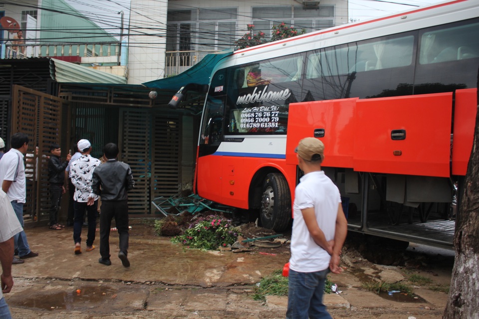 Xe khách kẹt số lao thẳng vào nhà dân - 1 Xe khách tông thẳng vào nhà dân