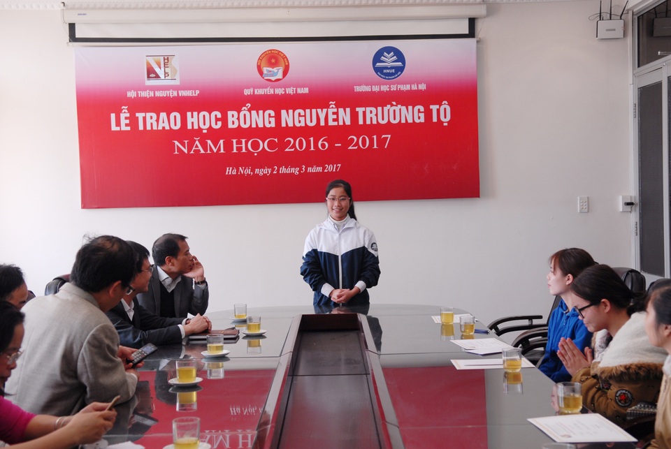 Trao 75 suất học bổng Nguyễn Trường Tộ đến sinh viên 6 trường đại học - 13
Sinh viên Phùng Thị Hạnh, năm thứ nhất (K66) ngành Sư phạm Toán học - trường ĐHSP Hà Nội phát biểu tại Lễ trao học bổng Nguyễn Trường Tộ năm học 2016 - 2017.