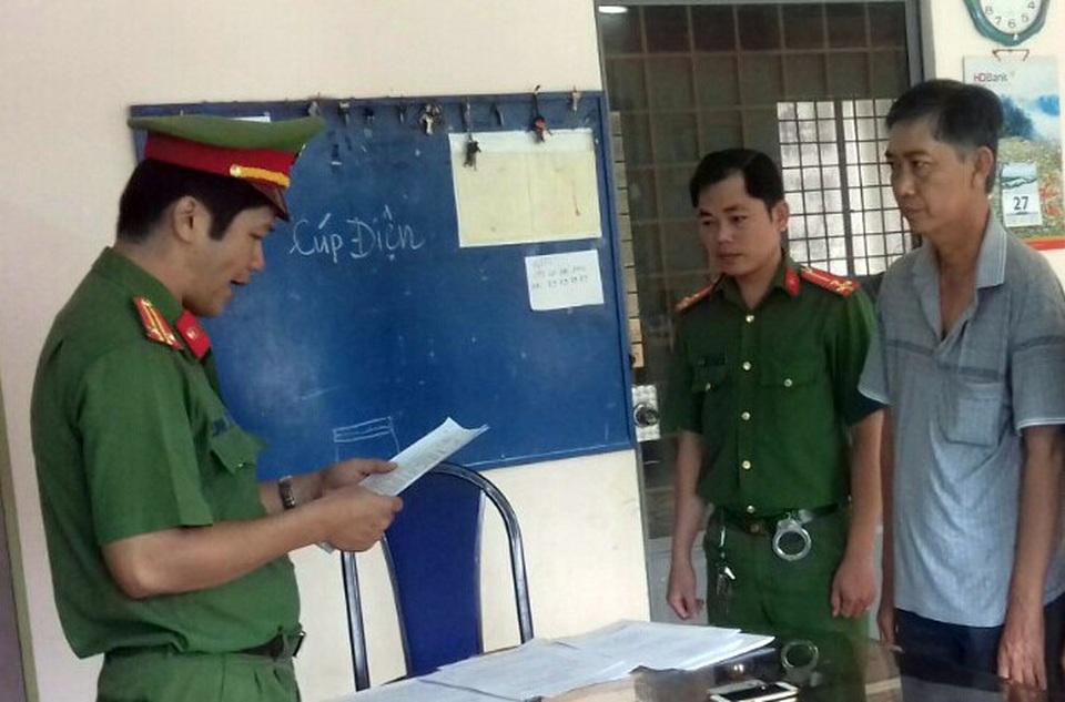 Bắt nguyên Giám đốc công ty lương thực - 4 Công an đọc lệnh bắt đối với Võ Văn Sen (ảnh C.A)