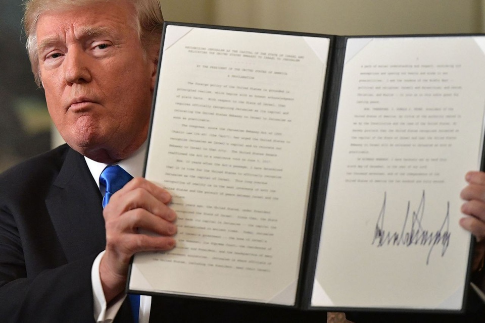 Tổng thống Donald Trump ngày 6/12 công bố quyết định công nhận Jerusalem là thủ đô của Israel, thổi bùng lên cuộc tranh cãi không chỉ ở Trung Đông mà tại nhiều quốc gia trên thế giới. (Ảnh: AFP)