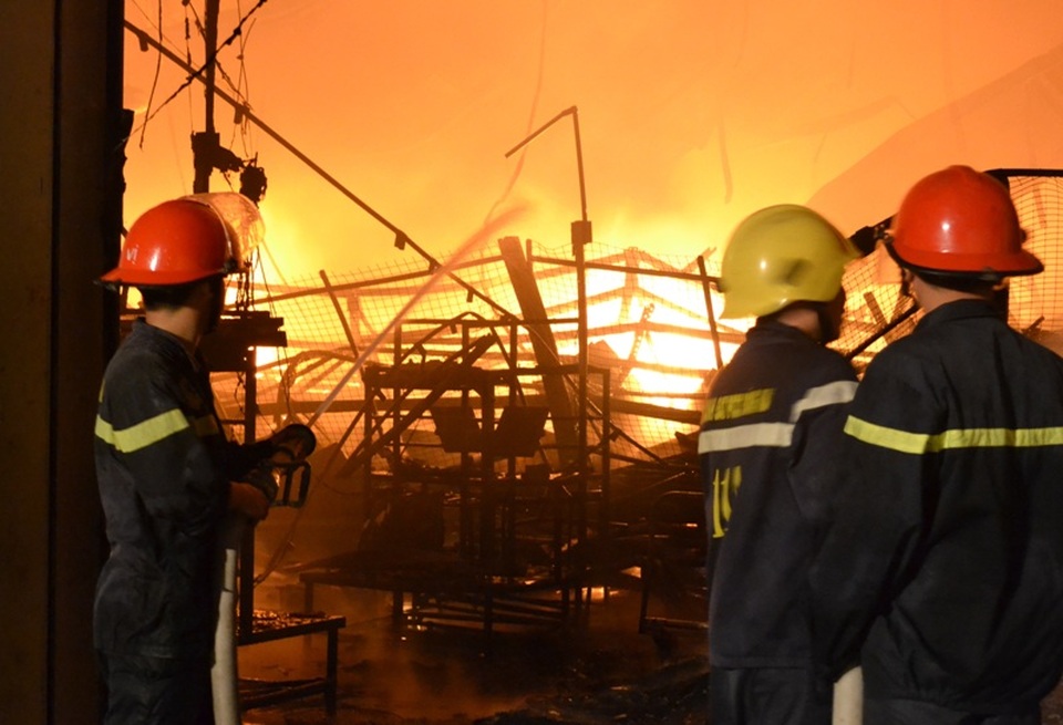 Cháy lớn tại Công ty Suzuki Việt Nam - 4 Cảnh sát PCCC tiến hành dập lửa