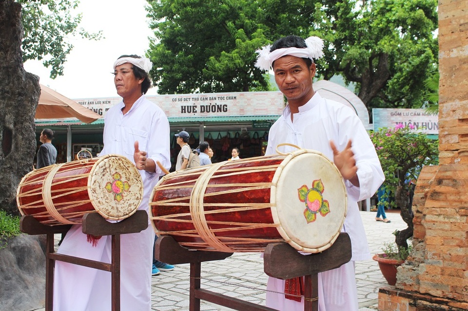 Tháp bà Ponagar: Nơi duy nhất đưa múa Chăm ra thế giới - 3 Biểu diễn trống Chăm dưới chân tháp bà Ponagar Nha Trang