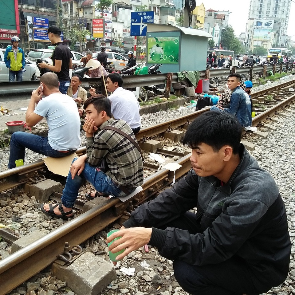 Hà Nội: Hãi hùng cảnh "họp chợ" trên đường ray tàu hỏa - 3 Việc họp chợ này không chỉ vi phạm hành lang an toàn giao thông đường sắt mà còn nguy hiểm đến tính mạng của người dân.