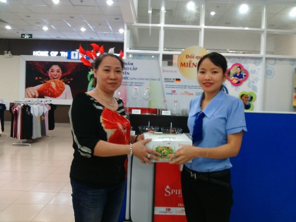 Siêu thị Co.opmart dập dìu khách hàng đến nhận quà sang miễn phí - 4 Siêu thị Co.opmart dập dìu khách hàng đến nhận quà sang miễn phí - 4