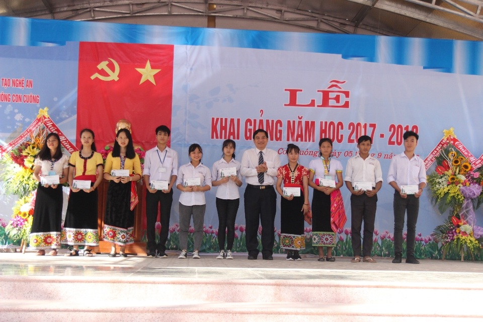 Phó Chủ tịch Quốc hội Tòng Thị Phóng dự lễ khai giảng năm học mới tại Nghệ An - 5 Các em học sinh nghèo vượt khó học giỏi Trường THPT Con Cuông nhận quà trong năm học mới.