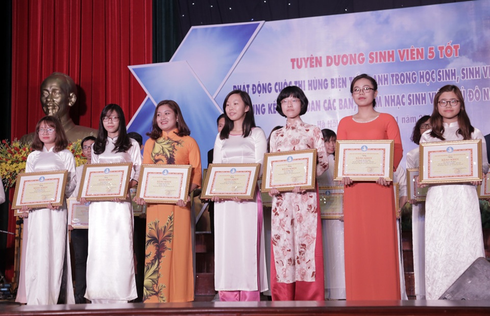Hội Sinh viên Hà Nội cũng trao 7 giải thưởng tập thể “Sinh viên 5 tốt” cấp Trung ương cho 7 trên tổng số 12 tập thể trên cả nước đạt danh hiệu này. Một điều bất ngờ là cả 7 tập thể này đều đến từ ĐH Ngoại ngữ - ĐH Quốc gia Hà Nội.