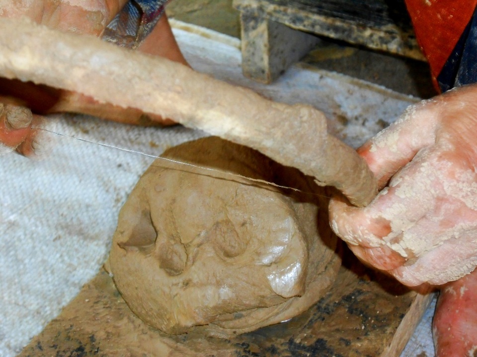 Nghề làm tượng tiễn ông Công ông Táo ở Hội An vào mùa Tết - 4
Khâu làm đất là tỉa đất ra cho chín rồi phun nước vào, đất làm không kỹ thì không đẹp