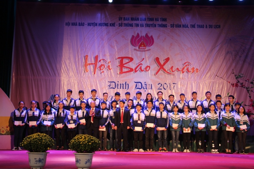 Bức tranh đa màu về báo chí trong ngày Hội Báo xuân 2017 - 8 Ngoài ra, nhiều tổ chức, cá nhân, doanh nghiệp cũng đã trao tặng các đối tượng chính sách, hộ nghèo, học sinh nghèo vượt khó học giỏi nhiều món quà ý nghĩa