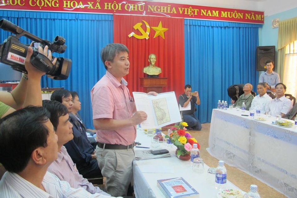 "Chúng ta sẽ lấy lại được Hoàng Sa" - 4 Tiến sĩ Trần Đức Anh Sơn, Phó Viện trưởng Viện nghiên cứu phát triển kinh tế - xã hội Đà Nẵng giới thiệu về tấm bản đồ cực kỳ giá trị khẳng định chủ quyền của Việt Nam đối với quần đảo Hoàng Sa