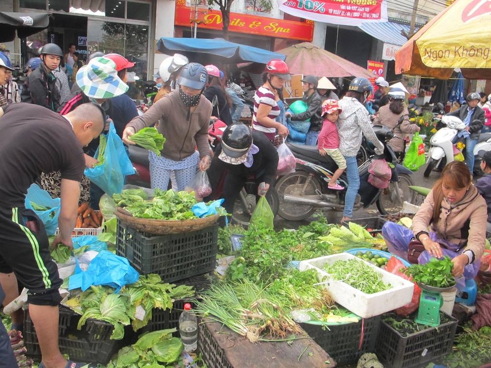 “Chen chân” sắm Tết trong phiên chợ ngày cuối năm - 4 Ngày 30 Tết, các loại rau xanh cũng đắt khách không kém