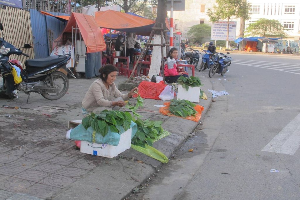 Mùng một Tết, nắng trải vàng những con phố vắng - 4 Dọc một số tuyến đường, có bán lá lộc để người dân đi chùa cầu may đầu năm