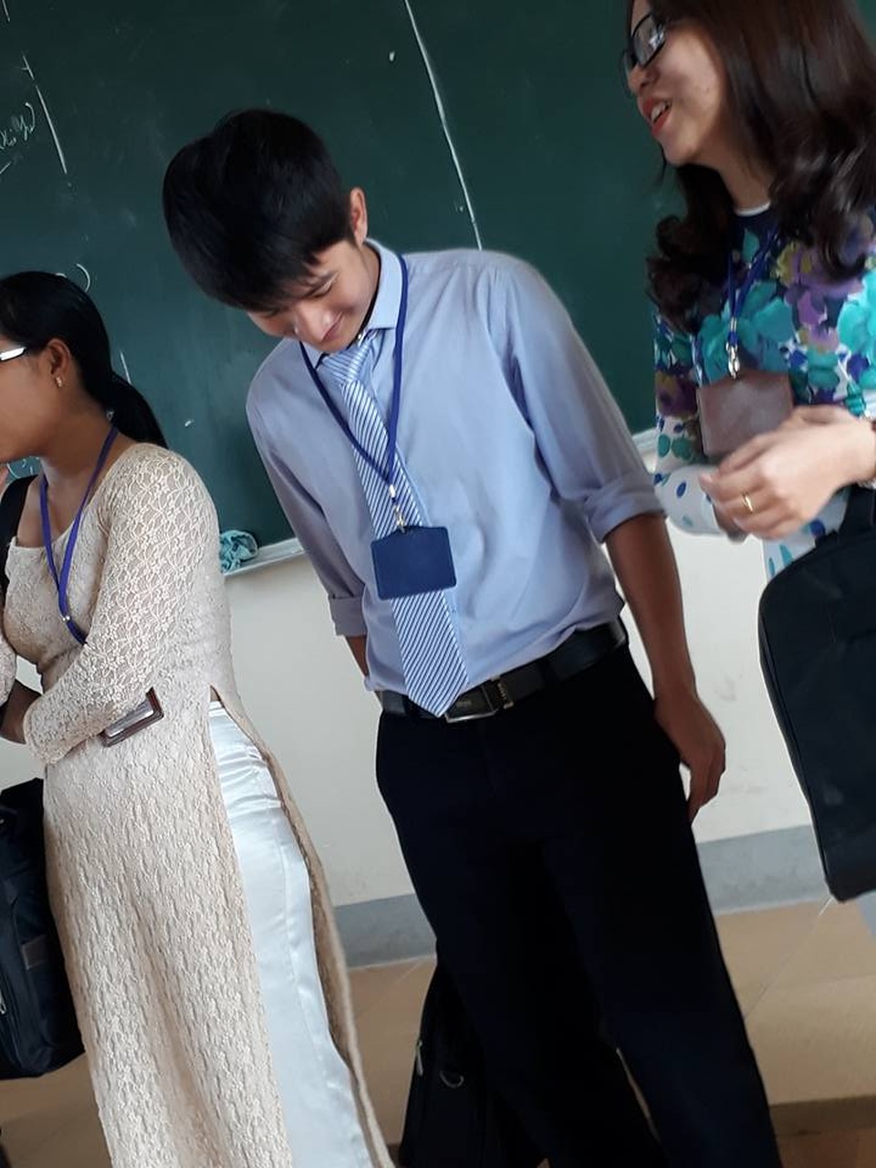 Thầy giáo thực tập đẹp trai "gây sốt" ngay ngày đầu đến lớp - 4 Thầy giáo thực tập đẹp trai "gây sốt" ngay ngày đầu đến lớp - 4