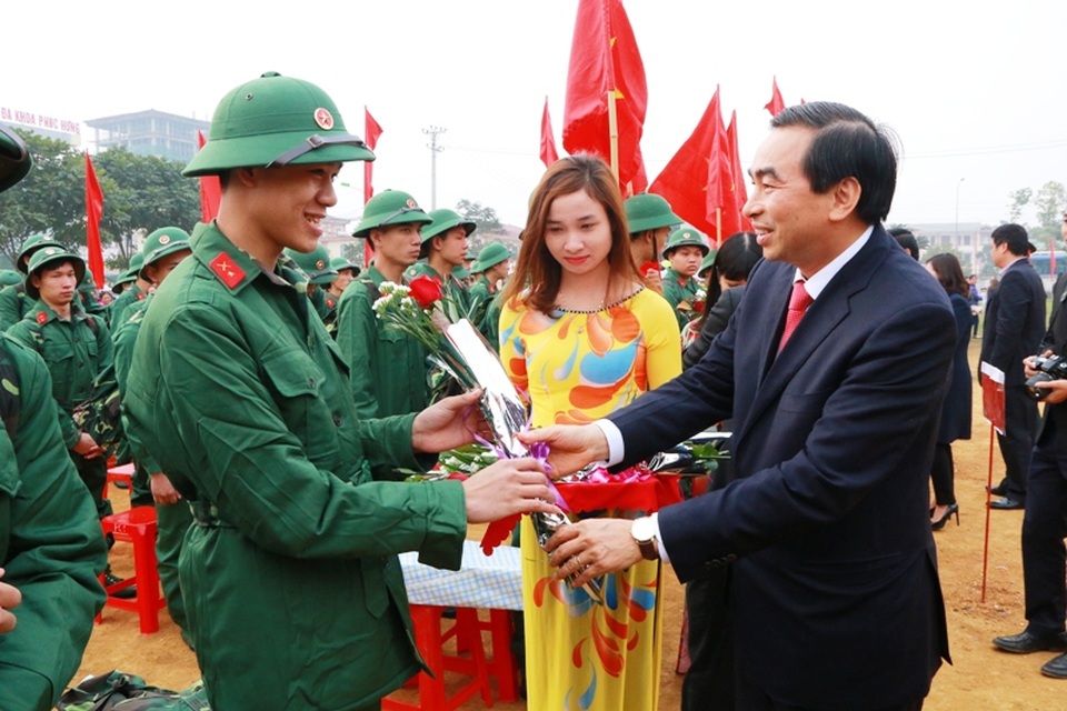 Nước mắt và nụ cười trong ngày tân binh lên đường nhập ngũ - 2 
Tham dự lễ giao nhận quân tại thành phố Ninh Bình, ông Đinh Văn Điến - Chủ tịch UBND tỉnh Ninh Bình tặng hoa chúc mừng các tân binh và mong muốn các thanh niên của tỉnh nhà tham gia huấn luyện tốt, rèn luyện sức khỏe... để trở thành những người có ích sau này về xây dựng quê hương.