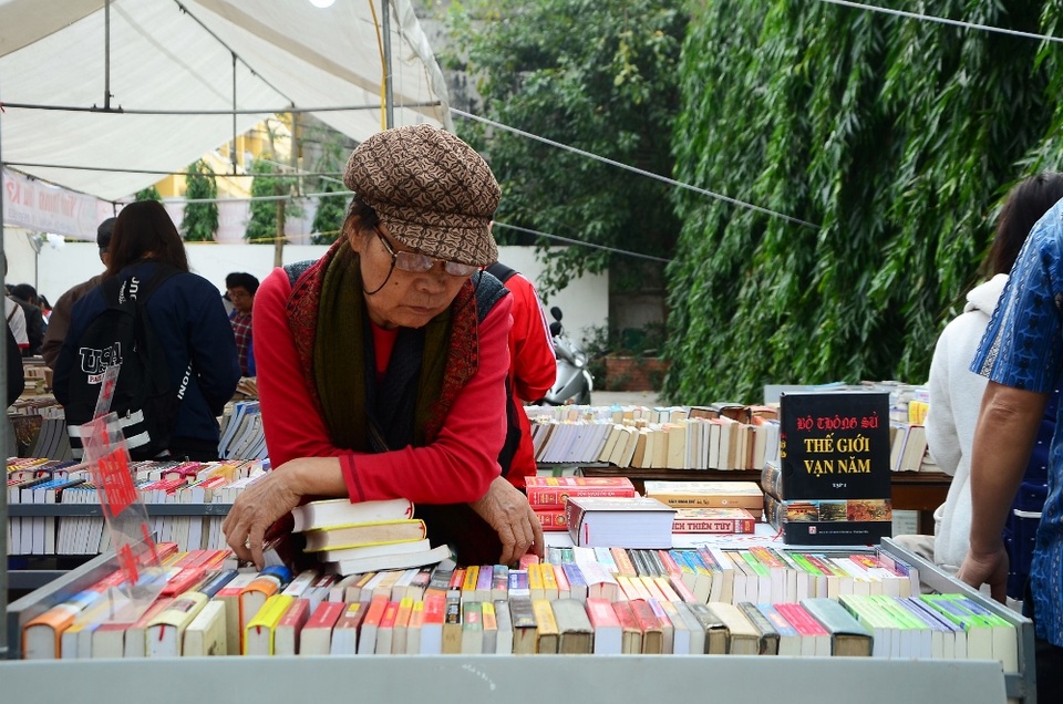 Phiên chợ thu hút được nhiều những người lớn tuổi, đam mê với những cuốn sách cũ, những người sưu tầm sách lâu năm,...