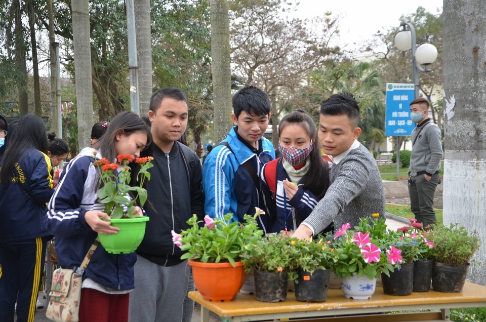 Sinh viên tổ chức đổi giấy vụn lấy cây cảnh - 4
Để chuẩn bị cho hoạt động này, hơn 600 cây giống đã được các bạn sinh viên chuẩn bị, với gần 40 loại cây khác nhau như hoa hồng, sen đá, dạ yến thảo, cúc sao... được phân loại tương ứng từ 1 đến 7 sao, đáp ứng được nhu cầu và phù hợp với sở thích của những người tới đổi giấy.