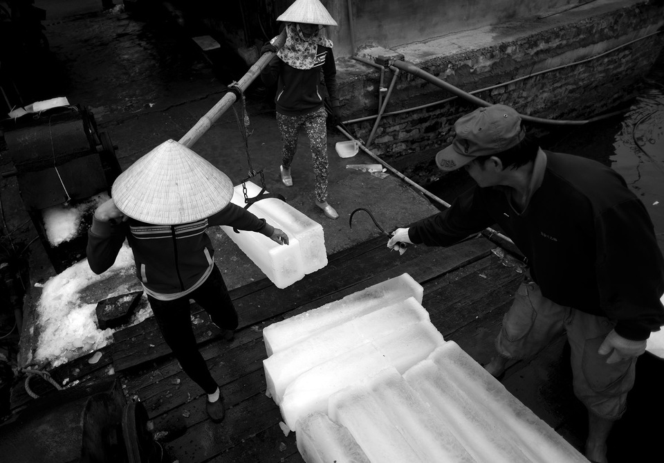 Nhọc nhằn những phụ nữ oằn mình gánh đá mưu sinh - 4 Nặng nhọc, vất vả nhưng thu nhập của phu đá lạnh chẳng là bao, ngày nhiều hàng thì cỡ 100.000 đồng, lúc ít hàng thì vài ba chục nghìn.