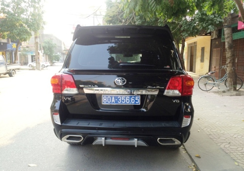 Nghi vấn 2 xe ô tô tiền tỷ không dán tem đăng kiểm, đeo biển giả - 4
Chiếc xe Toyota hạng sang đeo biển xanh nghi là biển số giả. (ảnh: ND)