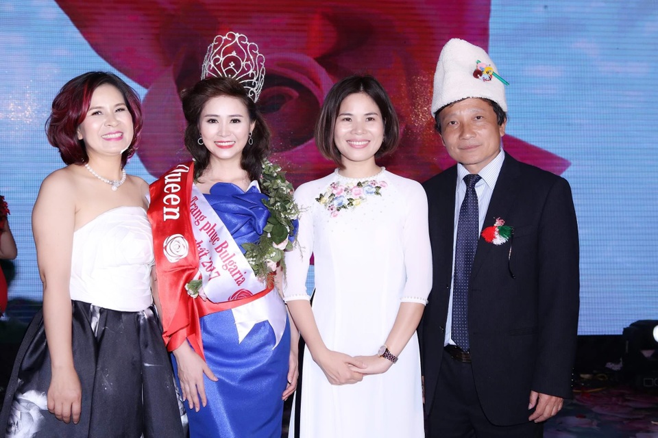 Nữ doanh nhân xinh đẹp đăng quang “Nữ hoàng Hoa Hồng 2017” - 4 Doanh nhân Bùi Thị Thanh Hương xuất sắc dành ngôi vị “Nữ hoàng Hoa Hồng”.