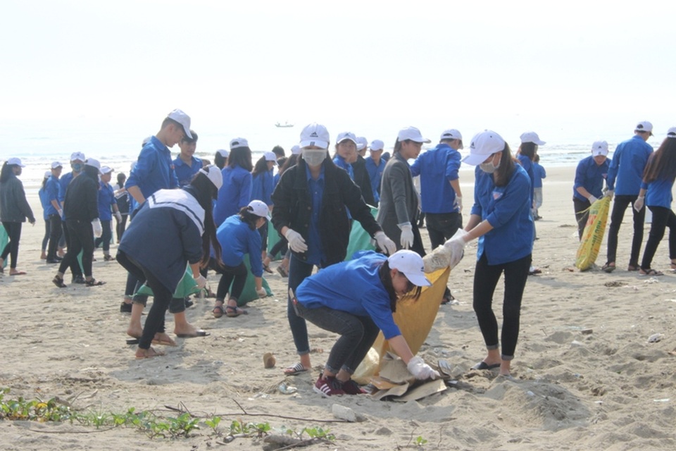Hơn 1.500 đoàn viên, thanh niên Hà Tĩnh ra quân làm sạch bờ biển - 4
Trong sáng nay hơn 2km bờ biển Xuân Thành (xã Xuân Thành, huyện Nghi Xuân) đã được dọn sạch
