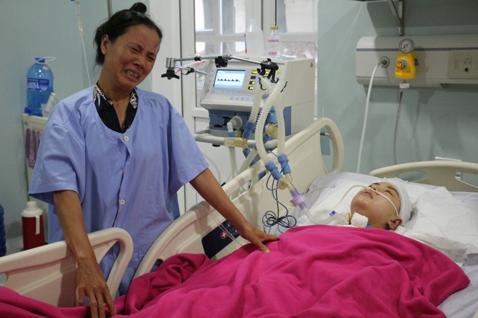 Bố mẹ nghèo van xin cứu cô con gái bị chấn thương sọ não - 2
