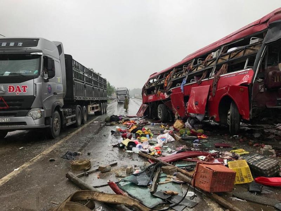 Vụ lật xe khách khiến 2 người thiệt mạng: Khởi tố, tạm giam tài xế - 1 Vụ lật xe khách khiến 2 người thiệt mạng: Khởi tố, tạm giam tài xế - 1