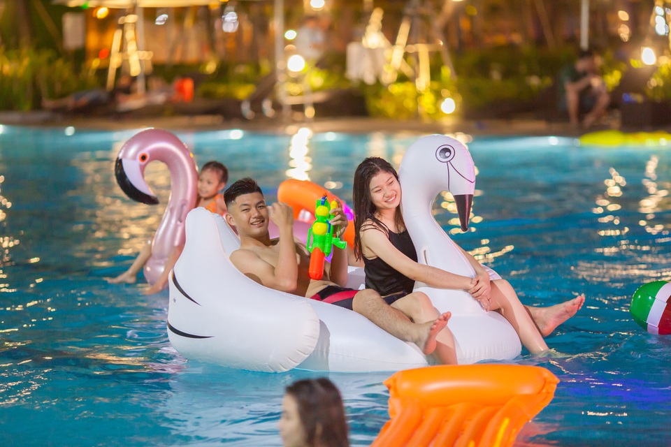 Tận hưởng mùa hè 5 sao cùng lễ hội bóng nước “Bubble Wonderland Pool Party” - 4 Tận hưởng mùa hè 5 sao cùng lễ hội bóng nước “Bubble Wonderland Pool Party” - 4