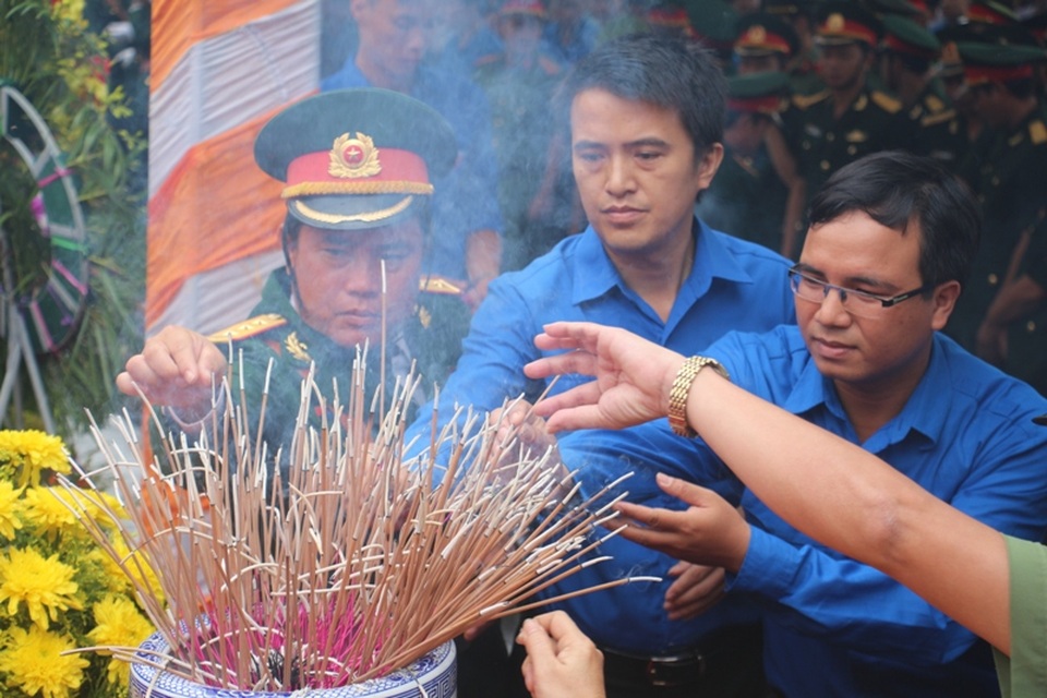 Xúc động ngày đón các liệt sĩ về đất mẹ - 4 Xúc động ngày đón các liệt sĩ về đất mẹ - 4