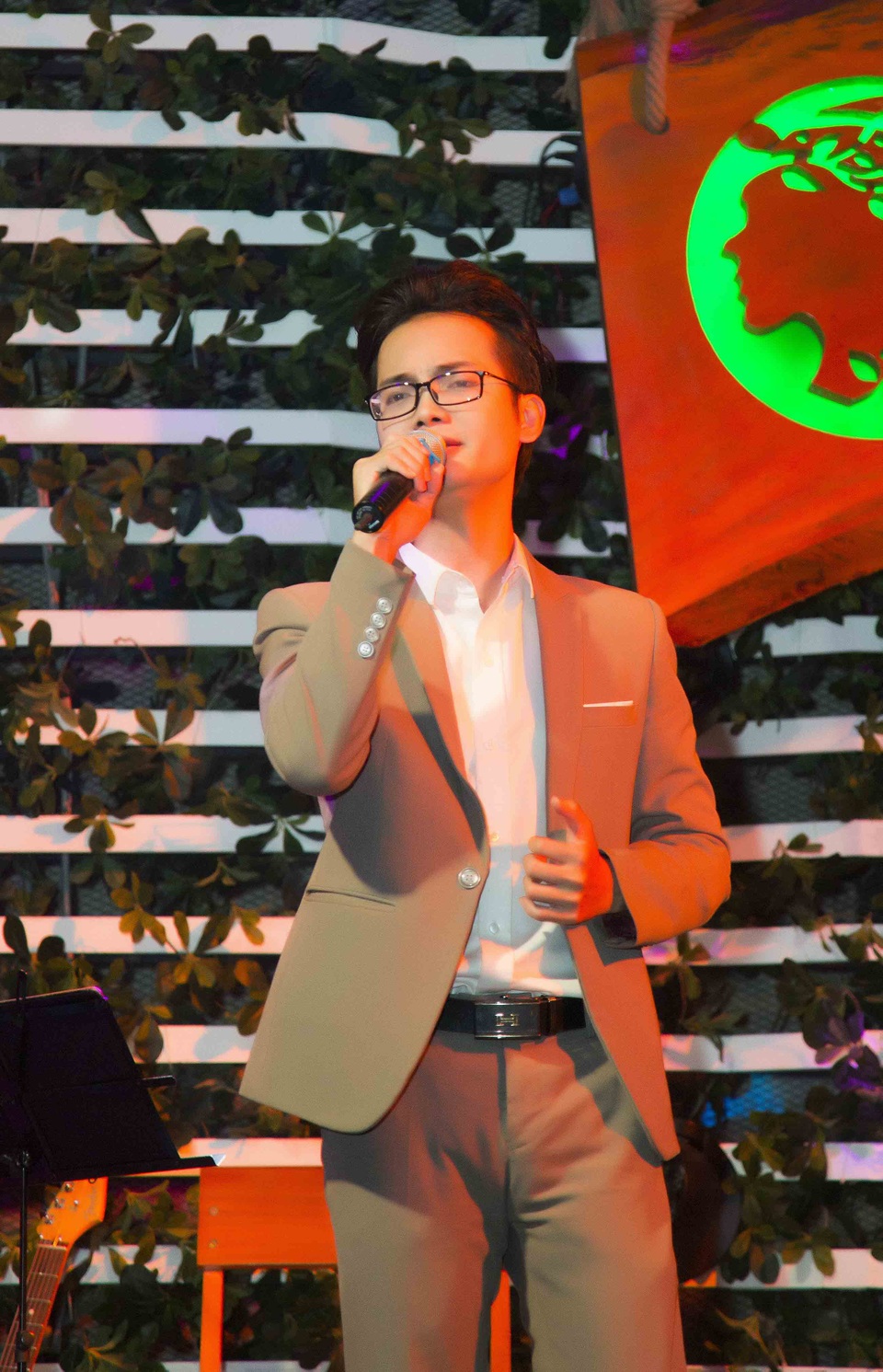 Ca sĩ Kasim và mẹ kêu gọi được 400 triệu ủng hộ bệnh nhân ung thư - 4 Ca sĩ Tuấn Phương có mẹ bị ung thư vú, anh biểu diễn bằng sự đồng cảm với những người bệnh.