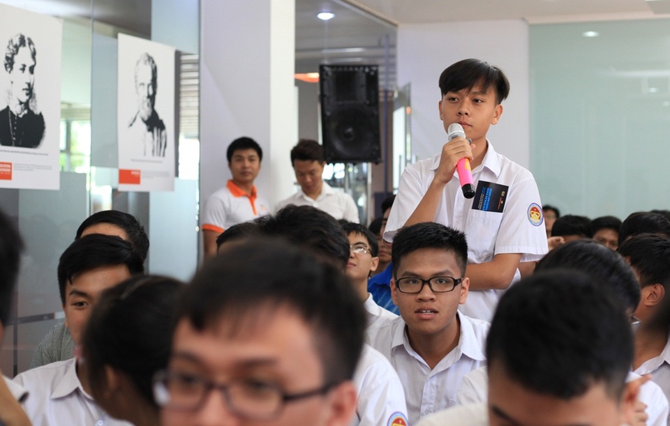 Nhiều câu hỏi thú vị nhưng cũng không kém phần hóc búa xoay quanh chủ đề Toán học đã được học sinh gửi đến khách mời trong buổi giao lưu như: “Việt Nam ở đâu trên bản đồ Toán học thế giới?” “Học đại học ngành Toán xong, em có thể ra làm về CNTT không?” “Làm bảo mật hay làm hacker sẽ giàu hơn?”...