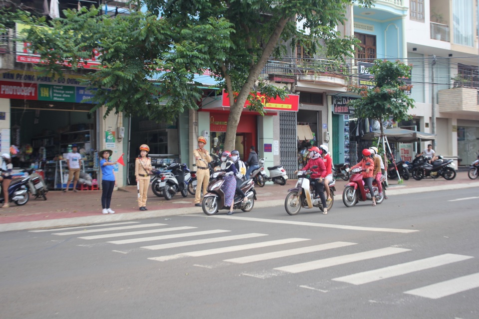 Giảng viên, học sinh đồng hành cũng sĩ tử “vượt vũ môn” - 4 Học sinh tham gia hỗ trợ cùng các lực lượng cảnh sát giao thông trong mùa thi THPT quốc gia năm 2017