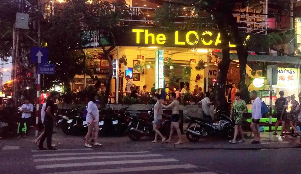 Các nhà hàng, cửa tiệm ở phố Tây Nha Trang nhộn nhịp nhờ khách Nga, chiều 30/6