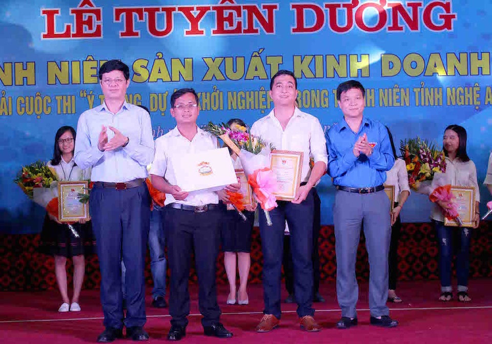 Nghệ An: Dự án liên kết gà sạch đạt giải Nhất ý tưởng khởi nghiệp - 1 Ông Lê Xuân Đại – Phó chủ tịch UBND tỉnh Nghệ An trao giải nhất cho “Dự án liên kết gà sạch và các vật nuôi, cây trồng khác theo chuỗi giá trị từ sản xuất đến tiêu dùng” của 2 thanh niên Nguyễn Kim Hồ và Trần Hữu Đức tại xã Thịnh Thành, Yên Thành, Nghệ An.
