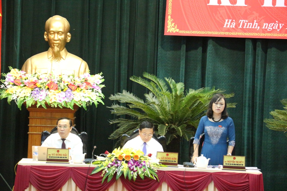 “Các cơ quan quản lý có một căn bệnh là... bệnh chủ quan!” - 4 Phó Chủ tịch HĐND tỉnh Nguyễn Thị Nữ Y: Có một căn bệnh trong các cơ quan quản lý là bệnh chủ quan. Mấy vụ trước được mùa nên mùa này chủ quan.