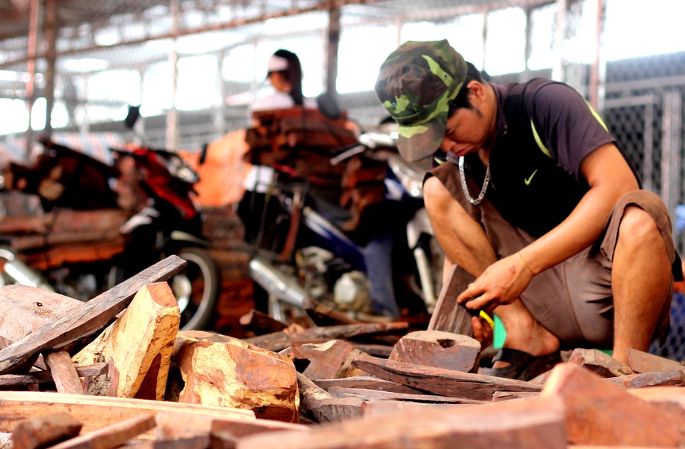 Về Bắc Ninh xem khu chợ gỗ quý tiền tỉ bán theo cân - 4 Về Bắc Ninh xem khu chợ gỗ quý tiền tỉ bán theo cân - 4