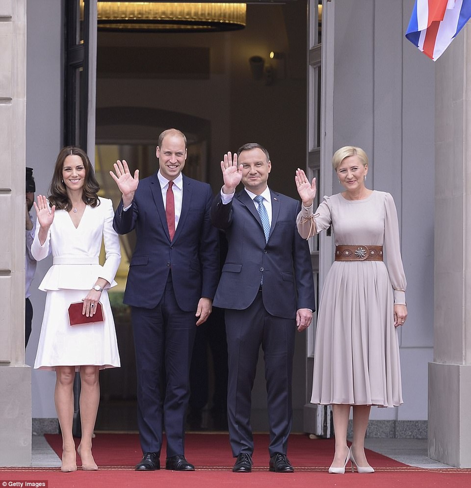 Hoàng tử, Công chúa "nhí" nước Anh đáng yêu khi công du cùng cha mẹ - 4 Hoàng tử William và Công nương Kate được Tổng thống Ba Lan Andrzej Duda và Đệ nhất phu nhân Agata Kornhauser-Duda đón tiếp tại dinh tổng thống ở thủ đô Warsaw. (Ảnh: Getty)