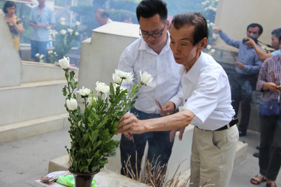 Báo Dân trí tưởng nhớ hương hồn các anh hùng liệt sỹ Ngã ba Đồng Lộc - 5
... cùng nhà báo Duy Thảo, Trưởng Văn phòng đại diện Báo Dân trí khu vực Bắc miền Trung (bên phải) cùng cán bộ, phóng viên trong văn phòng thắp hương tại các phần mộ 10 cô gái TNXP đã hy sinh tại Ngã ba Đồng Lộc