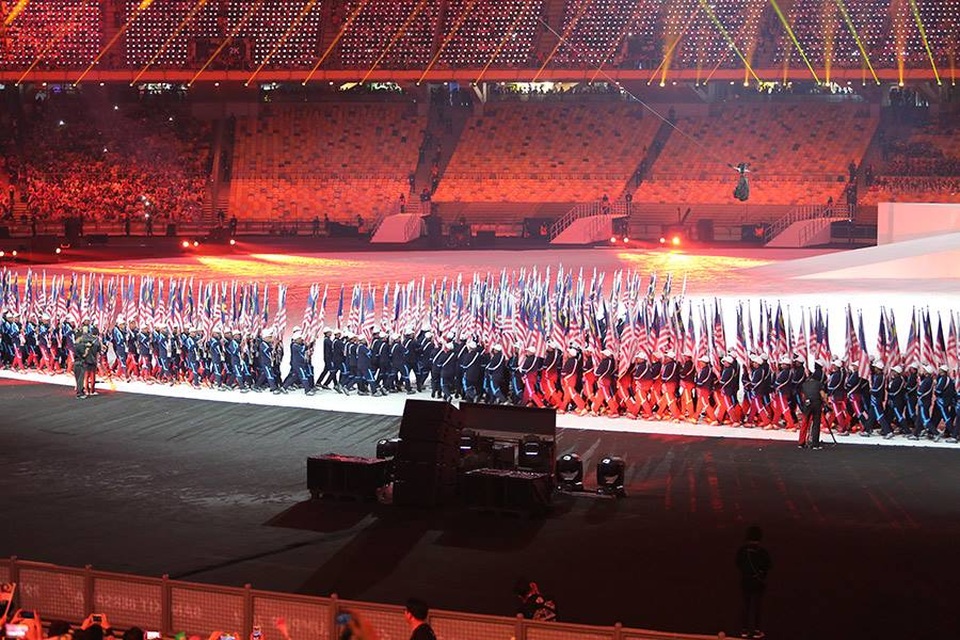 Lễ khai mạc SEA Games 29: Bữa tiệc đậm đà bản sắc văn hóa - 13
320 lá cờ tượng trưng cho 320 triệu dân Đông Nam Á, ảnh: Q.H