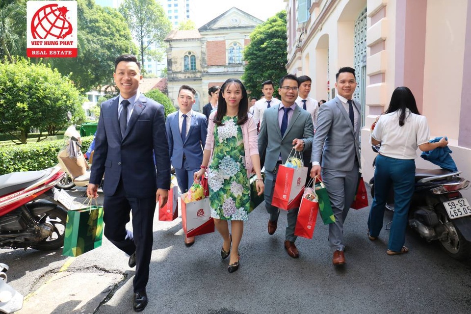 Việt Hưng Phát - “Chia sẻ cơ hội - Phát triển bền vững” - 4 Song song với việc kinh doanh, công ty luôn quan tâm tới công tác thiện nguyện.