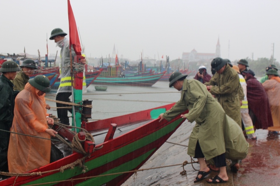 Miền Trung bắt đầu mưa, dân hối hả chạy "siêu bão" - 1
Các tàu thuyền đã nhận được thông báo và đang khẩn trương di chuyển tìm nơi tránh bão