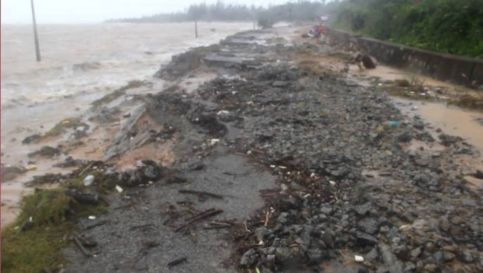 Hơn 100 mét đường chạy dọc biển qua xã Cương Gián, huyện Nghi Xuân bị sóng biển đánh sạt lở nghiêm trọng khiến phương tiện không thể lưu thông