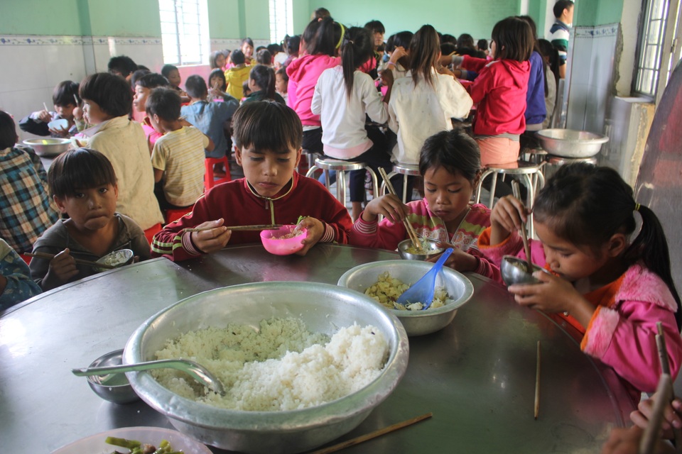 Chuyện chép ở "ốc đảo" Kon Pne - 3
Cơm trưa đơn giản của các em học sinh
