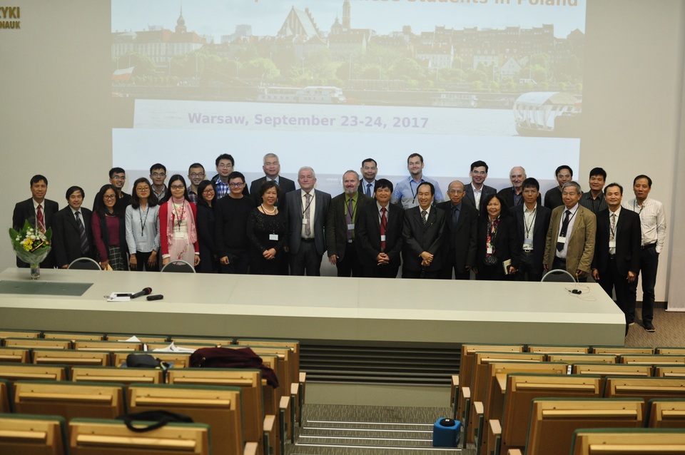 
Các đại biểu chụp ảnh kỷ niệm
