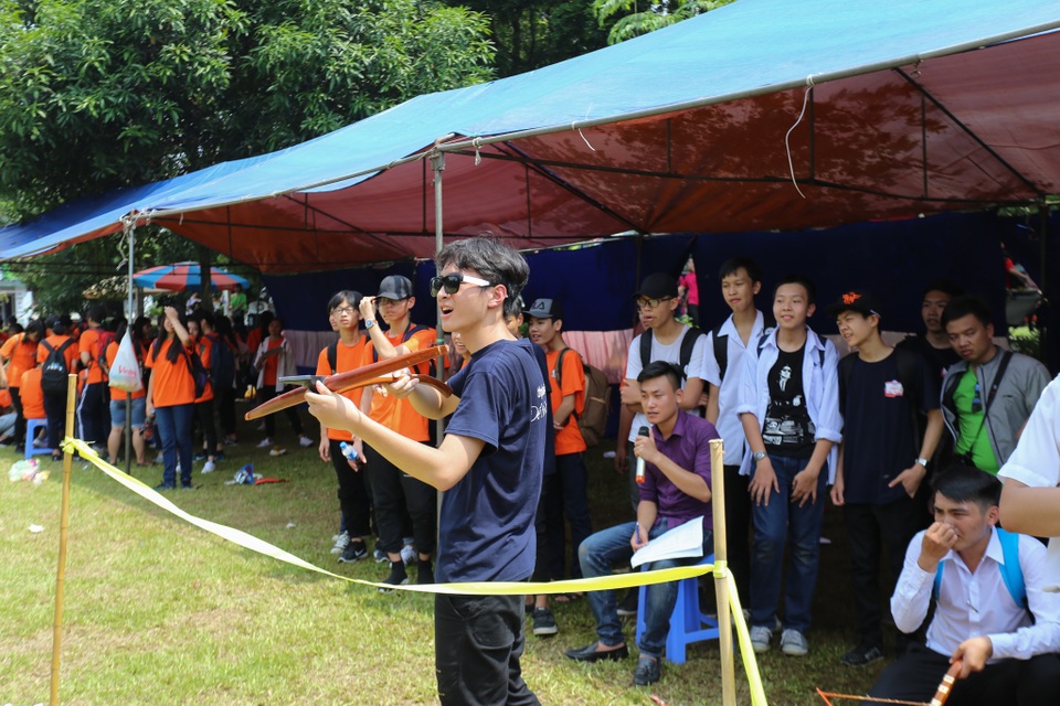 Học sinh thích thú với giờ thực hành môn Văn học tại Cổ Loa - 4
Học sinh thi bắn nỏ