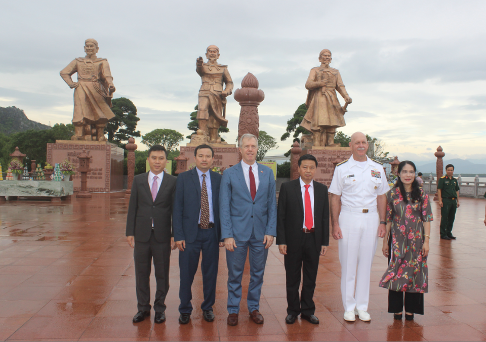 Đại sứ Mỹ đọc “Nam quốc sơn hà” khi thăm di tích sông Bạch Đằng - 18 Đại sứ Osius và Đô đốc Swift chụp ảnh trước tượng đài 3 vị anh hùng dân tộc tại khu di tích Bạch Đằng Giang.