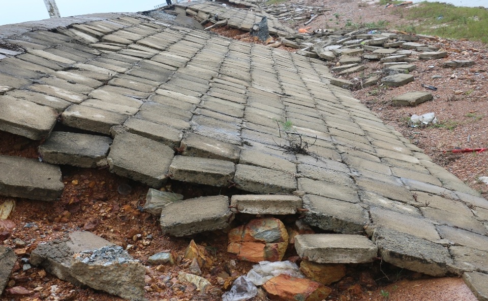 Con đường hàng chục tỷ đồng “tan hoang” sau bão - 2 Mái kè bị hư hỏng gần như hoàn toàn