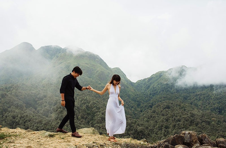 Vũ Luân hài hước chia sẻ: “Sau hôm đó mình lấy cớ chưa trả ảnh để được nói chuyện lâu hơn với cô ấy. Bởi ngay từ ánh mắt đầu tiên mình đã cảm nhận một điều gì rất đặc biệt ở người con gái này”.