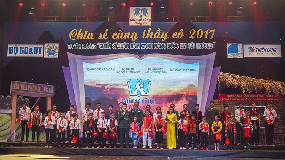 Vinh danh 60 thầy giáo là cán bộ, chiến sĩ bộ đội biên phòng - 2 Các em học sinh đang được các cán bộ, chiến sĩ biên phòng đỡ đầu